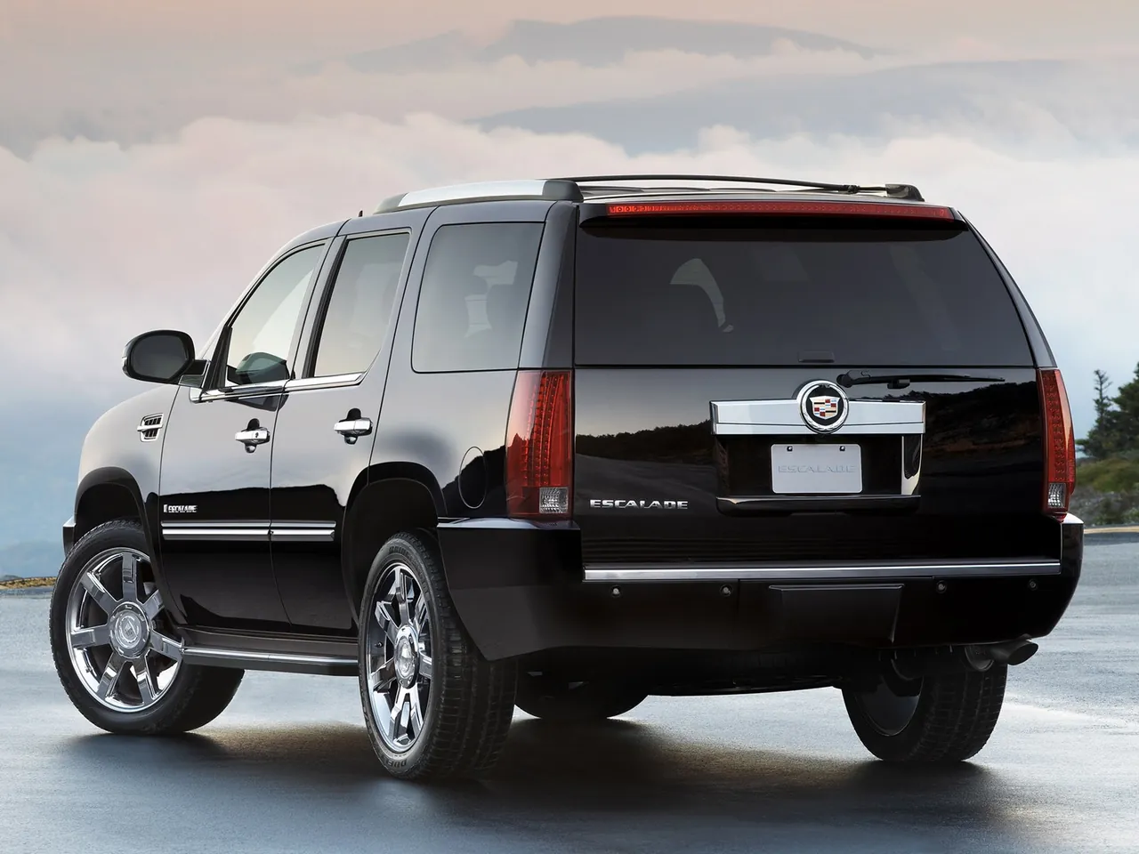 Cadillac Escalade (2007) – zadní tříčtvrteční pohled