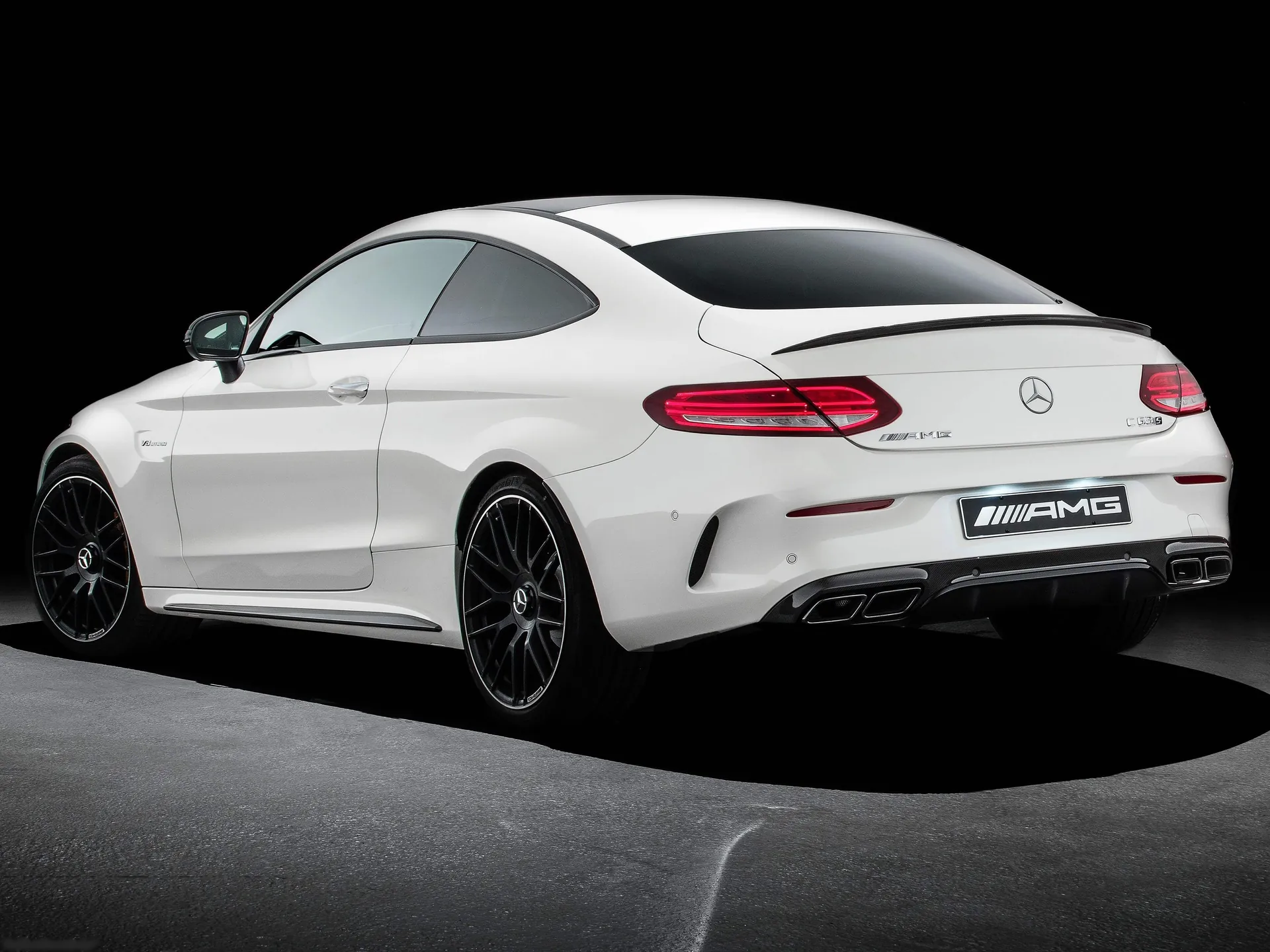 Mercedes-Benz C63 AMG Coupe (2017) – zadní tříčtvrteční pohled