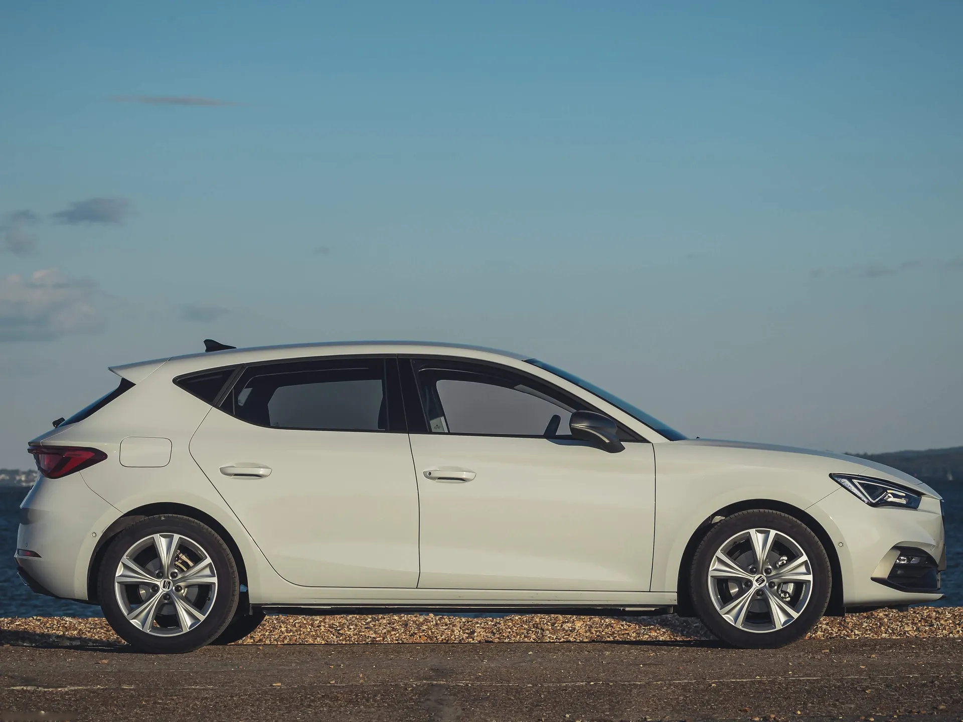 Seat Leon [UK] (2020) – boční profil