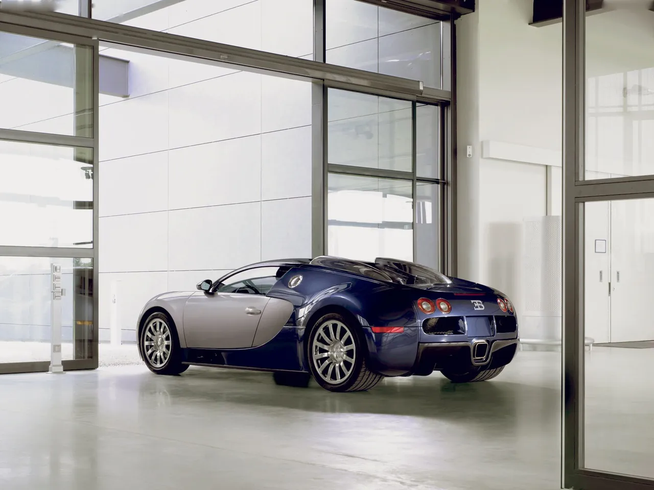 Bugatti Veyron (2005) – zadní tříčtvrteční pohled