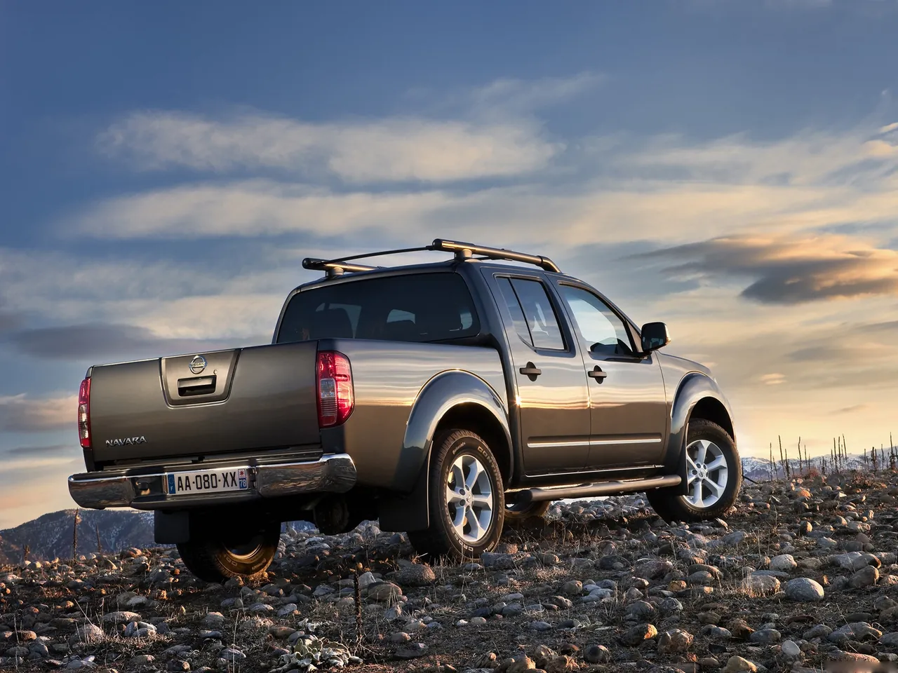 Nissan Navara (2010) – zadní tříčtvrteční pohled