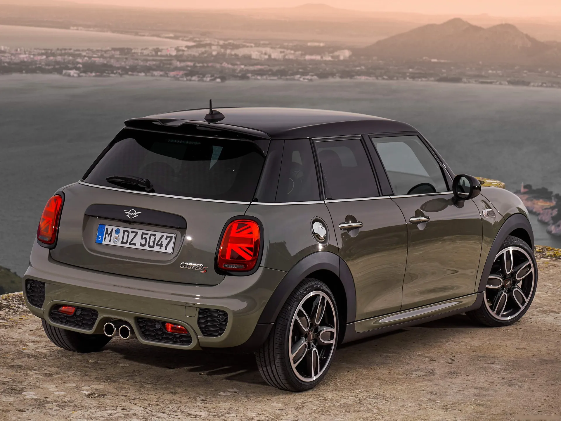 Mini Cooper S 5-door (2019) – zadní tříčtvrteční pohled
