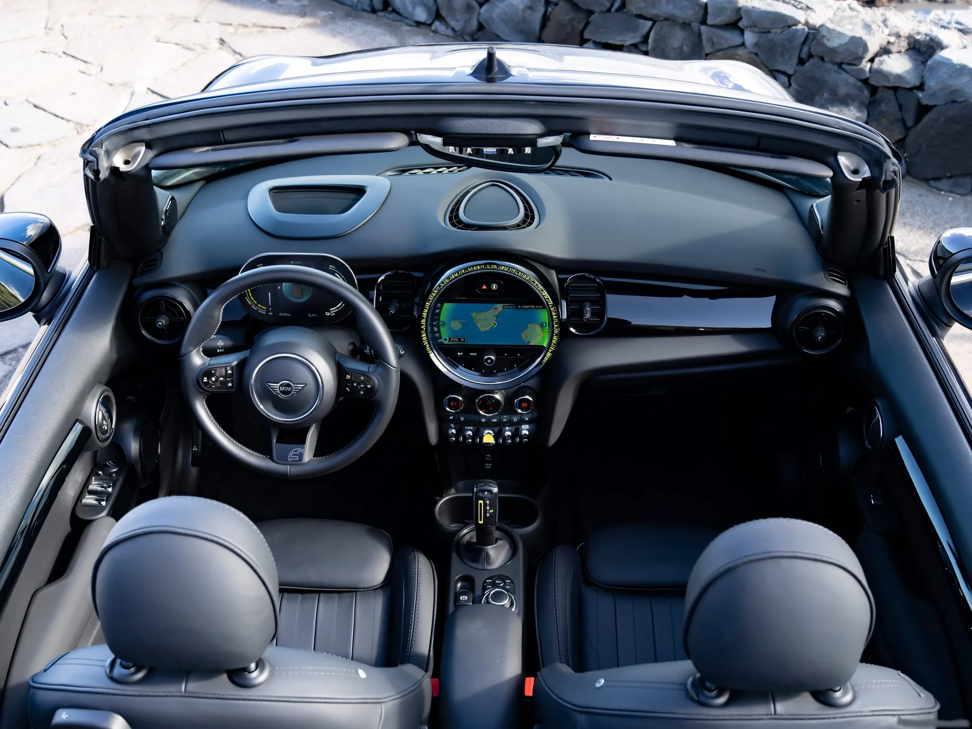 Mini Cooper SE Convertible (2023) – interiér