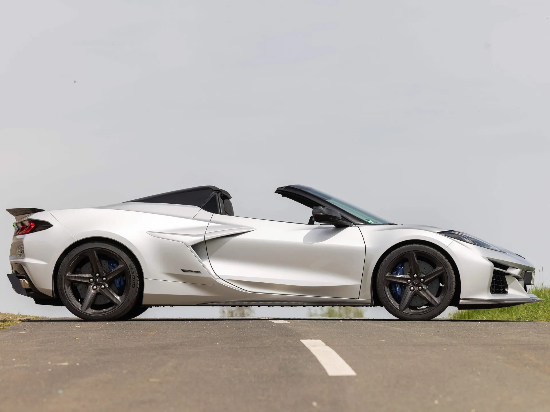 Chevrolet Corvette E-Ray Convertible [EU] (2026) – boční profil