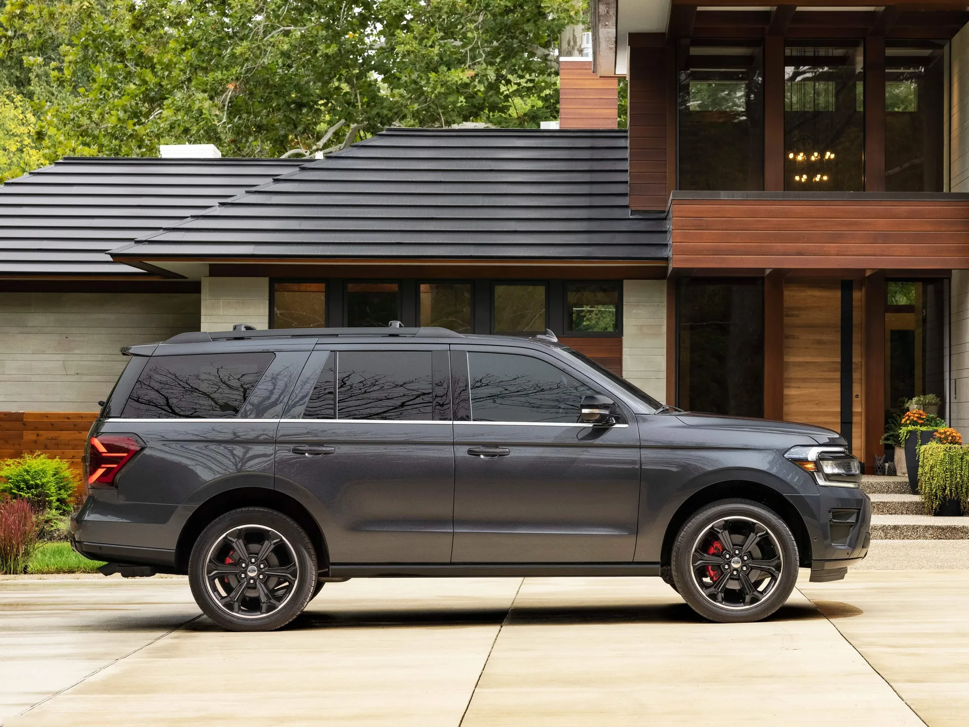 Ford Expedition (2022) - Side Profile