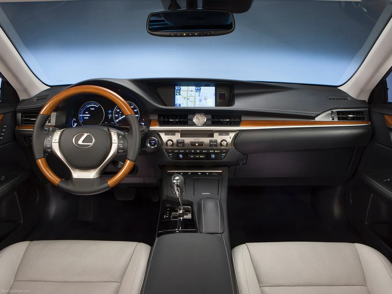 Lexus ES 300h (2013) – interiér