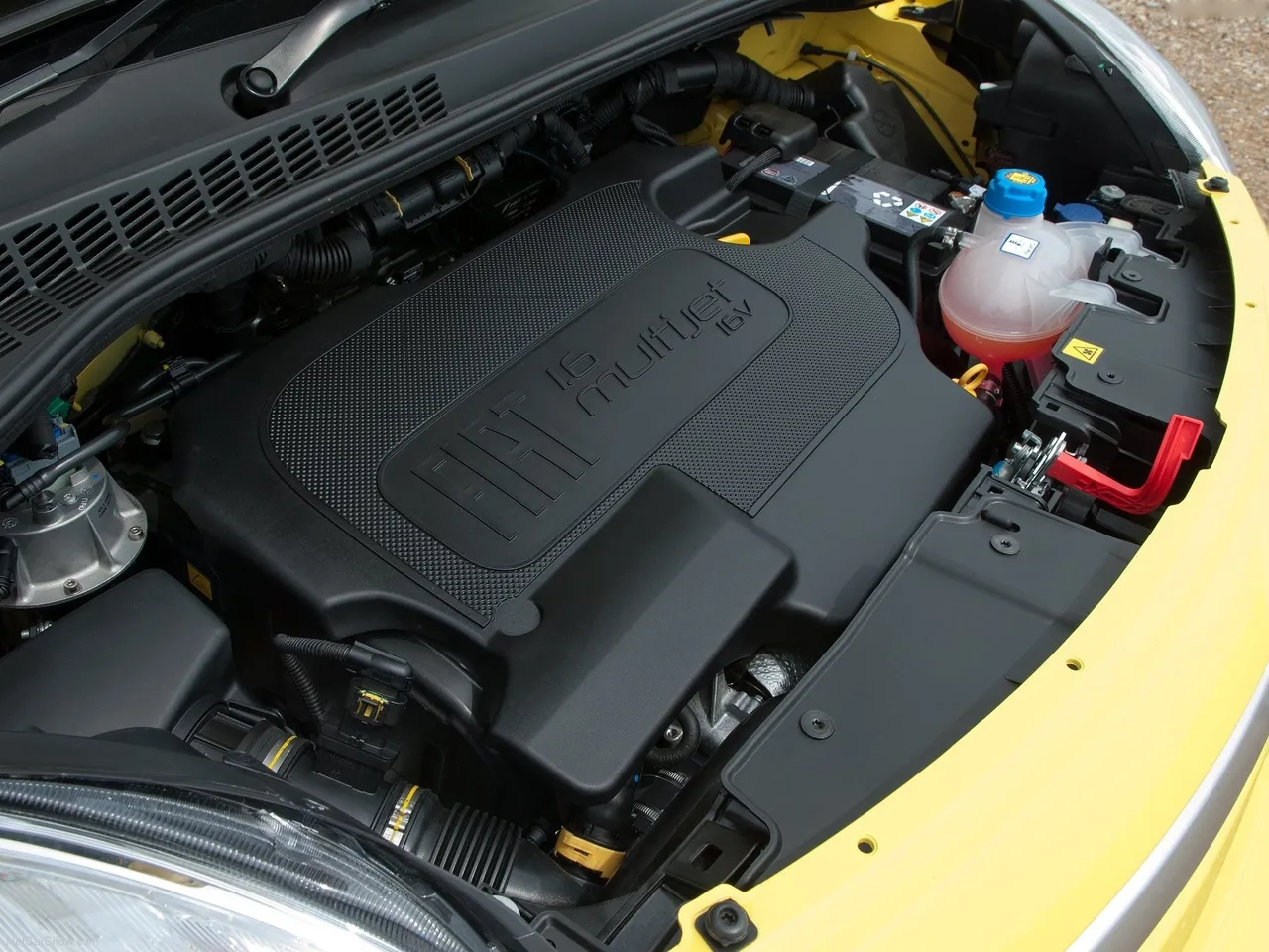 Fiat 500L Trekking (2014) – motorový prostor