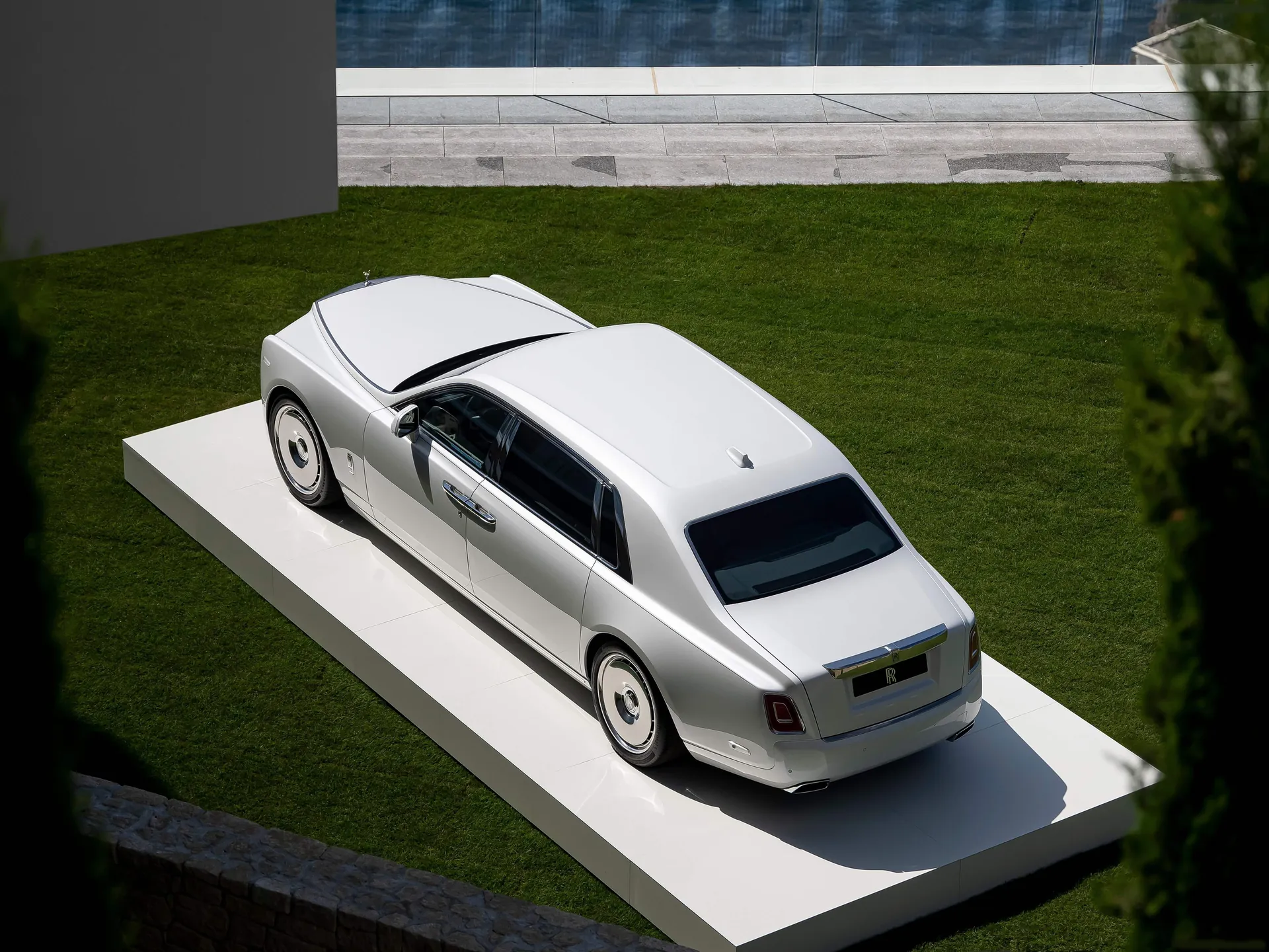 Rolls-Royce Phantom Extended Series II (2023) – zadní tříčtvrteční pohled