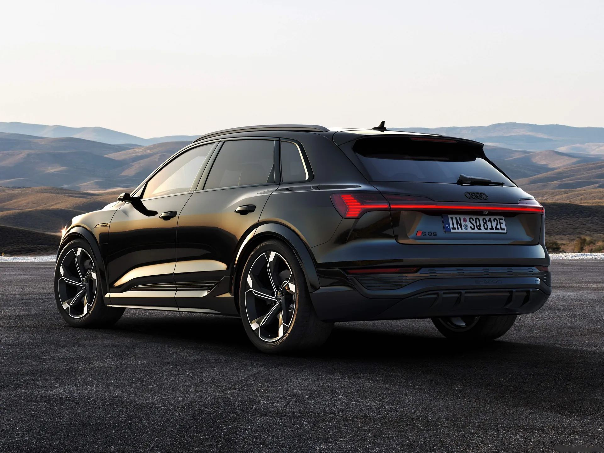 Audi SQ8 e-tron quattro (2024) – zadní tříčtvrteční pohled