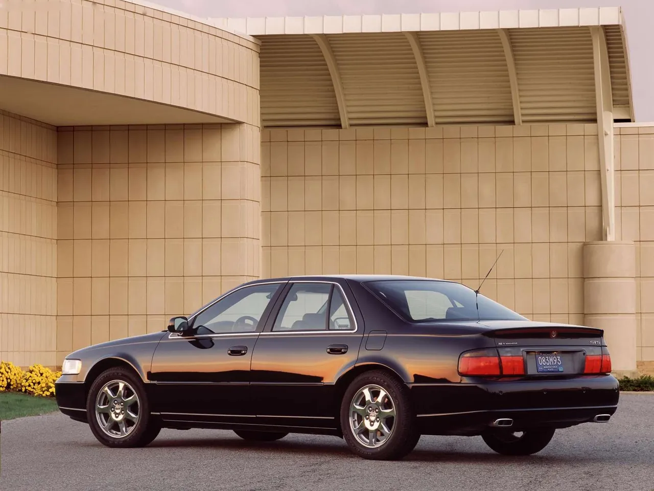 Cadillac Seville STS (2002) – zadní tříčtvrteční pohled