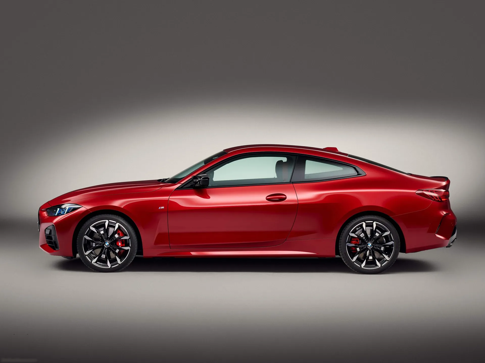 BMW M440i Coupe (2025) – boční profil