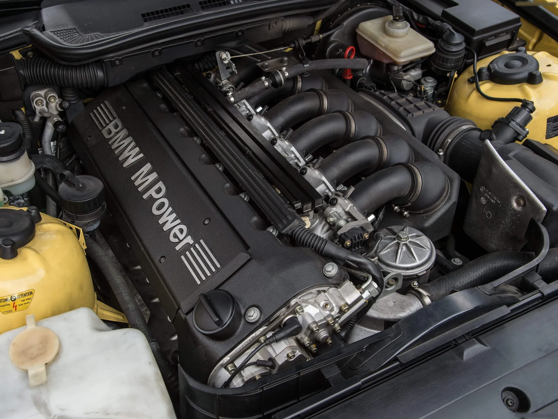 BMW M3 Coupe (1992) – motorový prostor