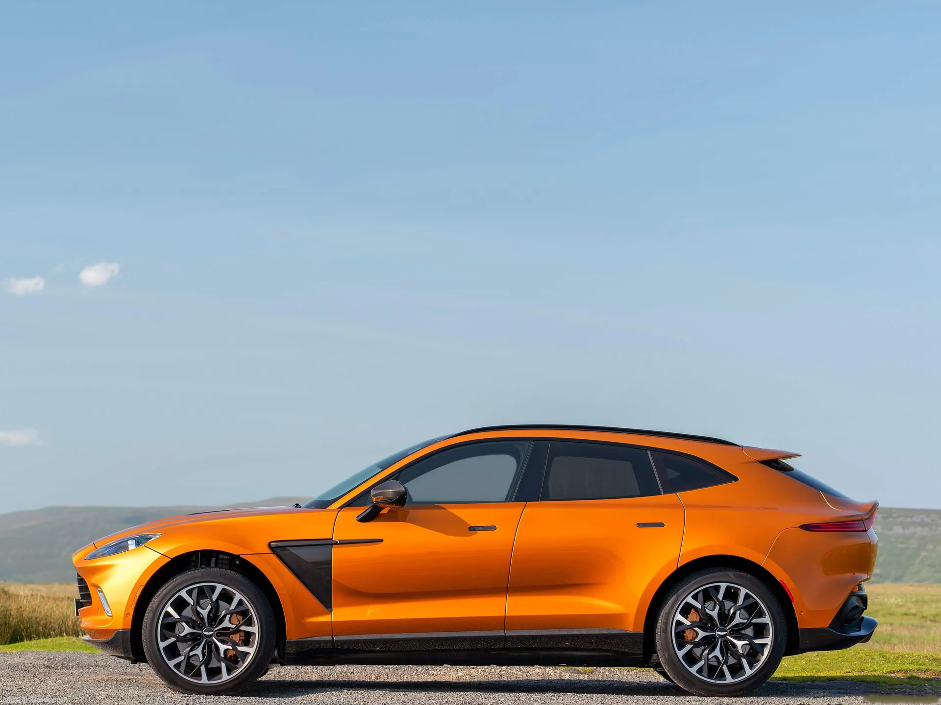 Aston Martin DBX Golden Saffron (2021) – boční profil