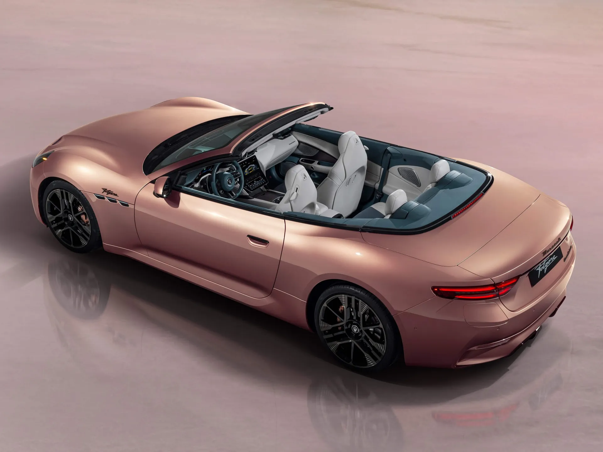 Maserati GranCabrio Folgore (2025) – zadní tříčtvrteční pohled