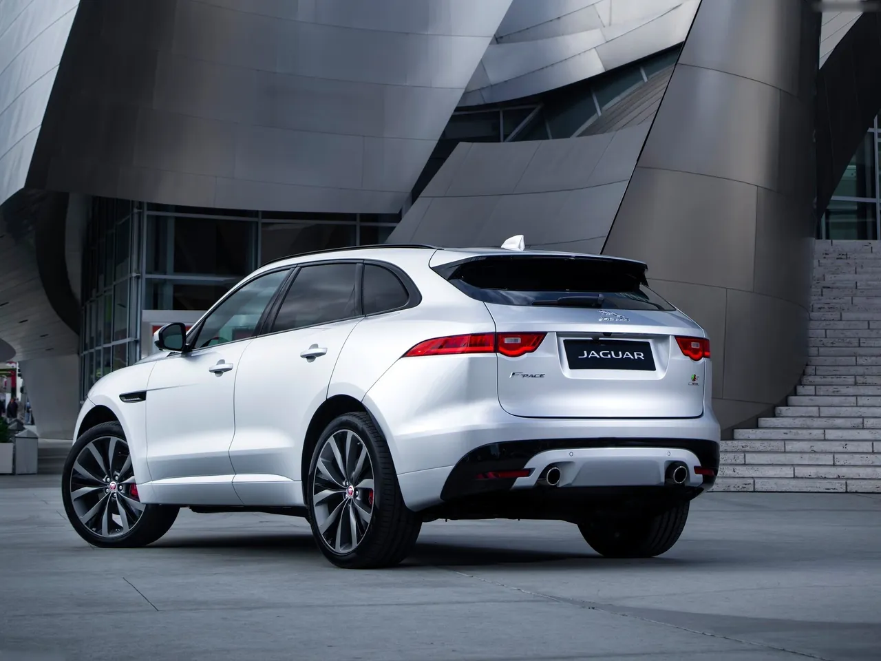 Jaguar F-Pace S (2017) – zadní tříčtvrteční pohled