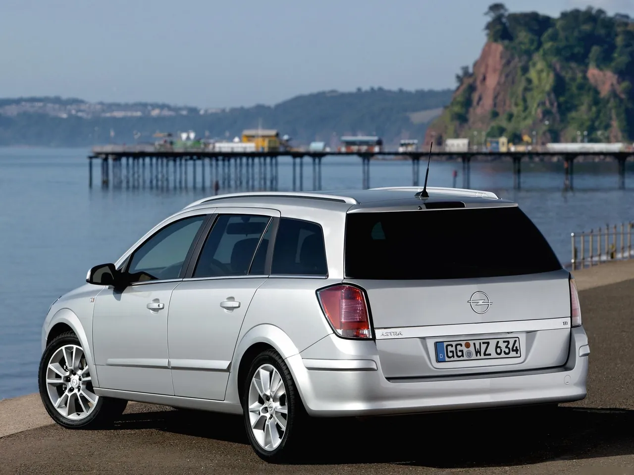 Opel Astra Station Wagon (2004) – zadní tříčtvrteční pohled