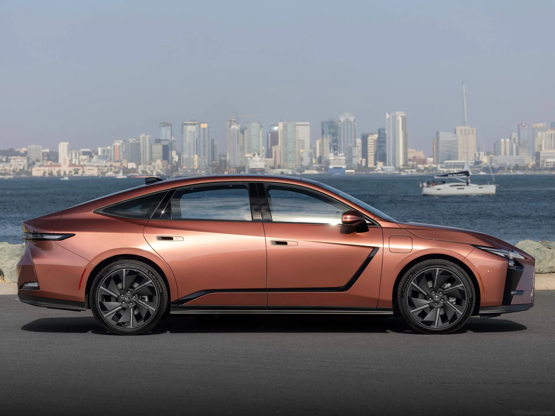 Lexus ES 500e AWD (2026) – boční profil