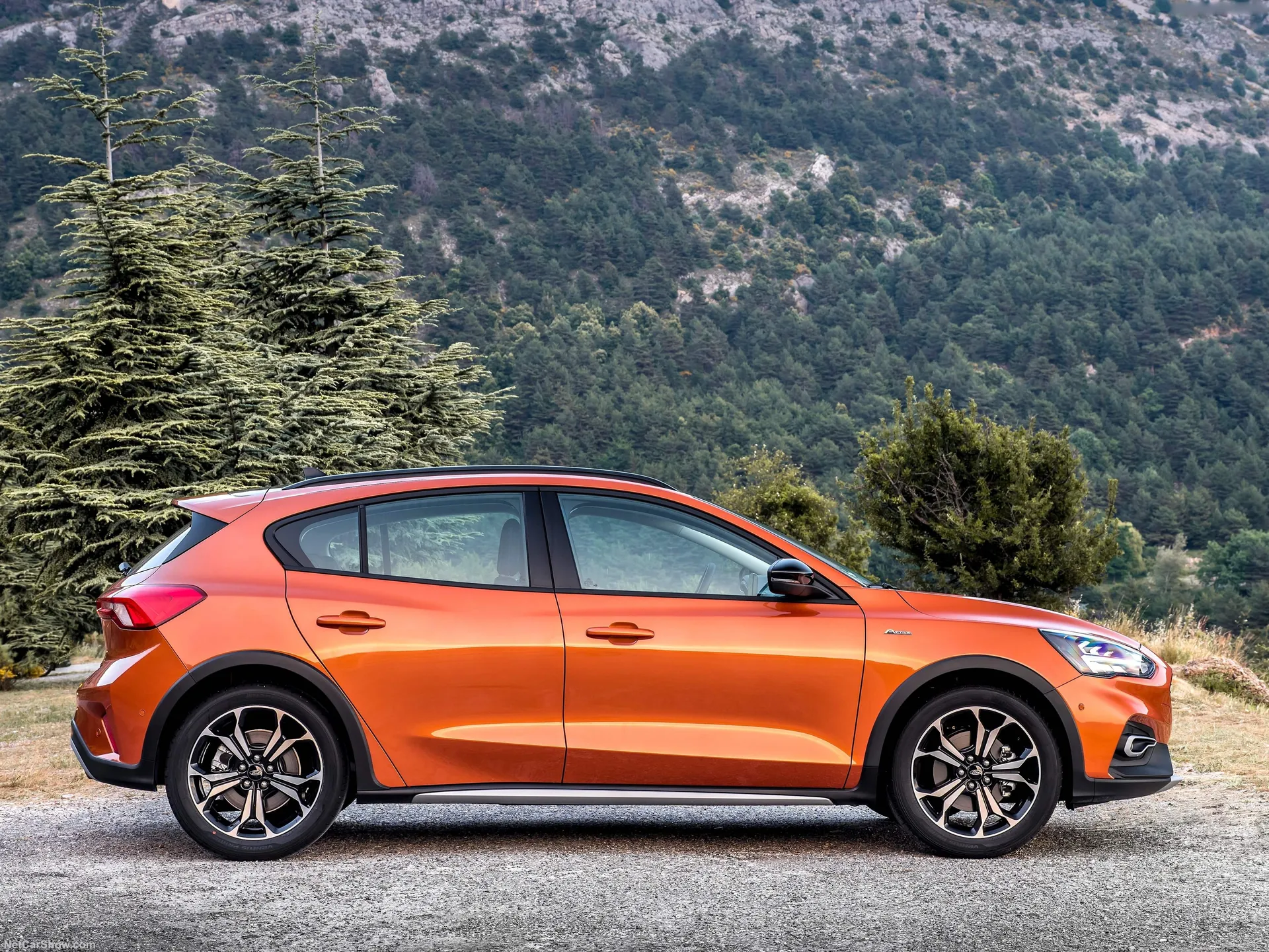 Ford Focus Active (2019) – boční profil