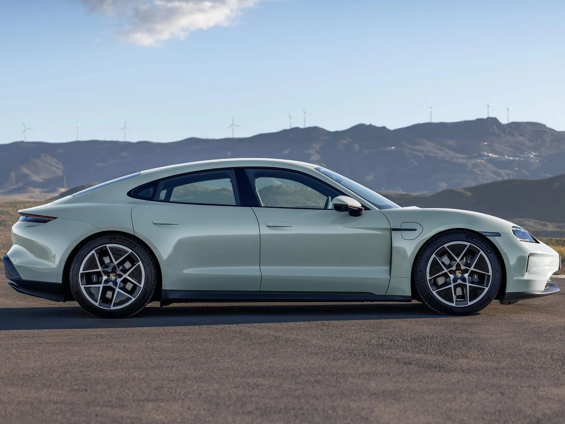 Porsche Taycan (2025) – boční profil