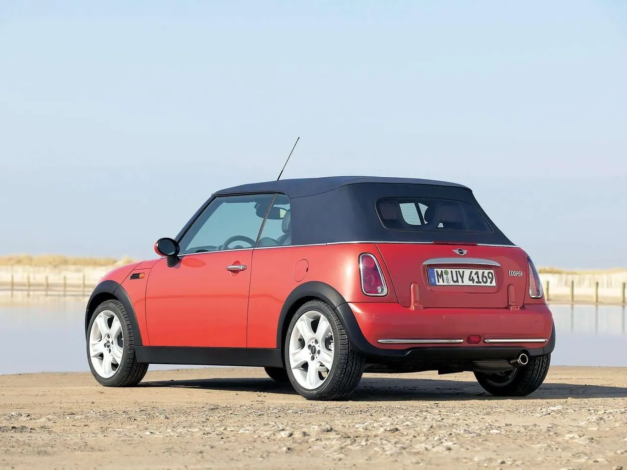 Mini Cooper Convertible (2005) – zadní tříčtvrteční pohled