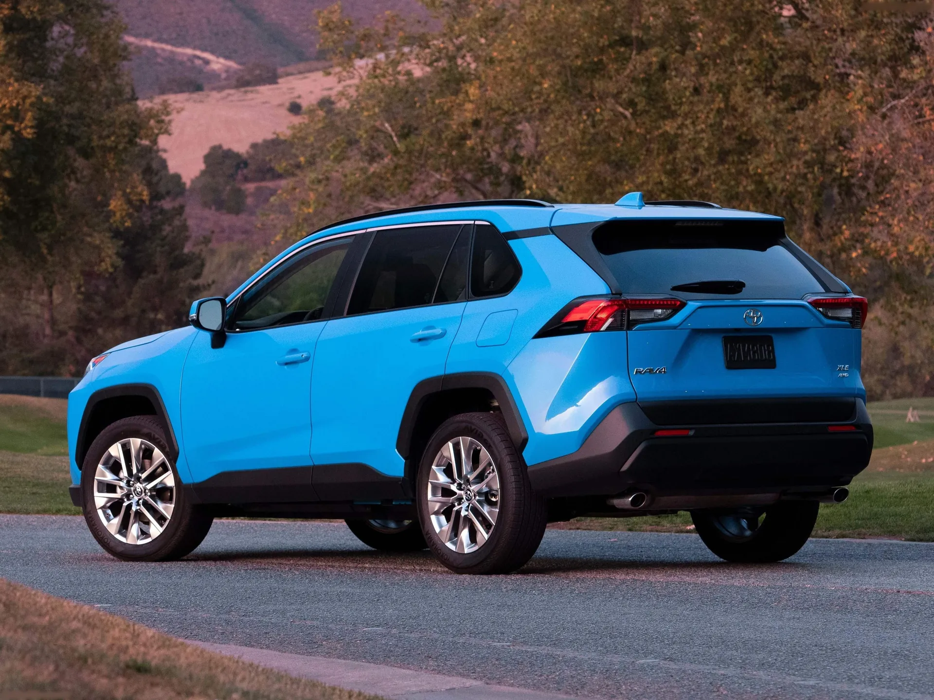 Toyota RAV4 (2019) – zadní tříčtvrteční pohled