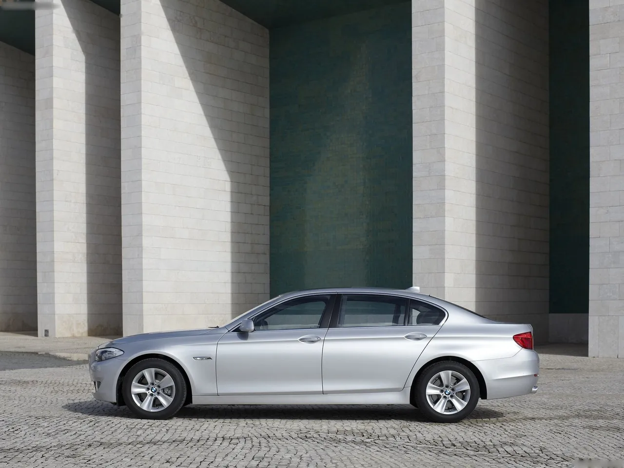 BMW 5-Series Long-Wheelbase (2011) – boční profil