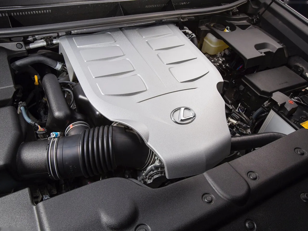 Lexus GX 460 (2014) – motorový prostor