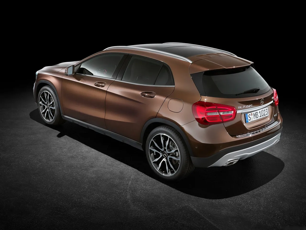 Mercedes-Benz GLA-Class (2015) - Rear Three-Quarter