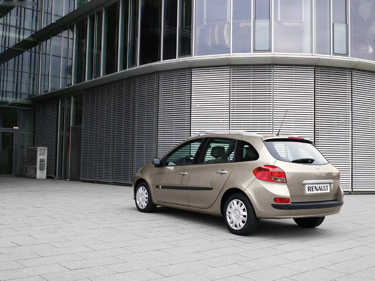 Renault Clio Estate (2008) – zadní tříčtvrteční pohled