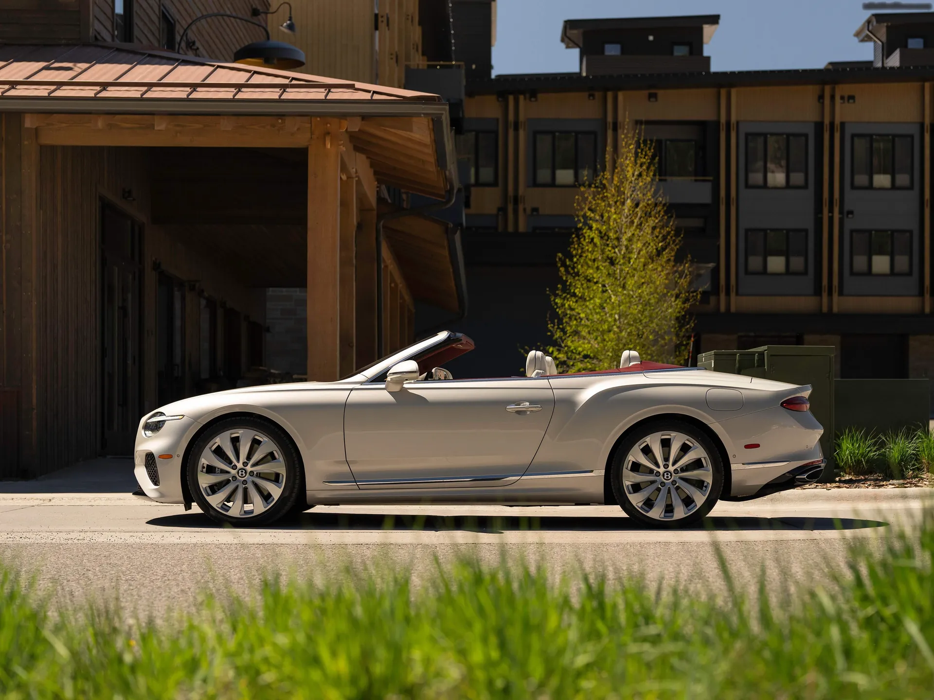Bentley Continental GTC (2025) – boční profil