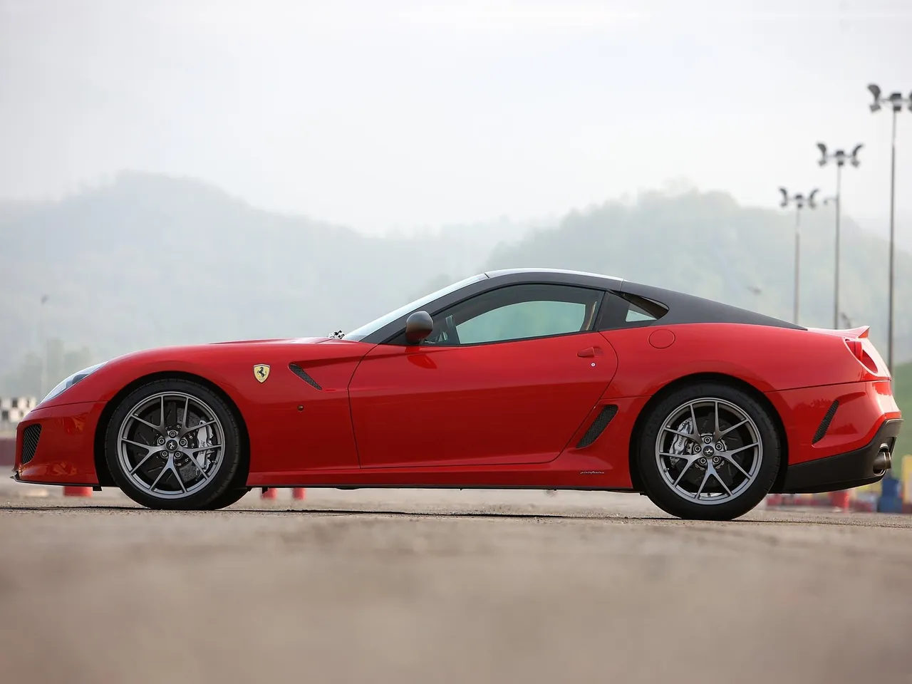 Ferrari 599 GTO (2011) – boční profil