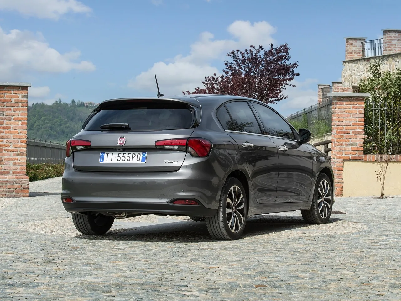 Fiat Tipo 5-door (2017) – zadní tříčtvrteční pohled