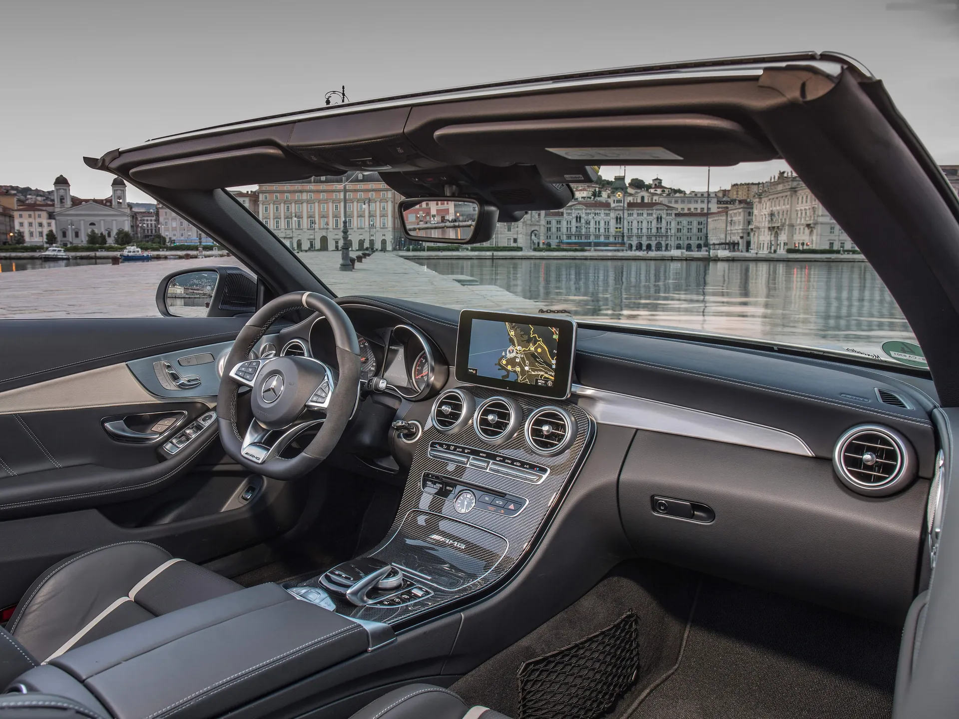 Mercedes-Benz C63 AMG Cabriolet (2017) – interiér