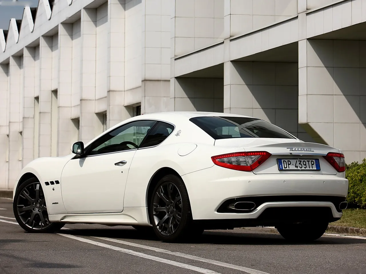 Maserati GranTurismo S (2009) – zadní tříčtvrteční pohled