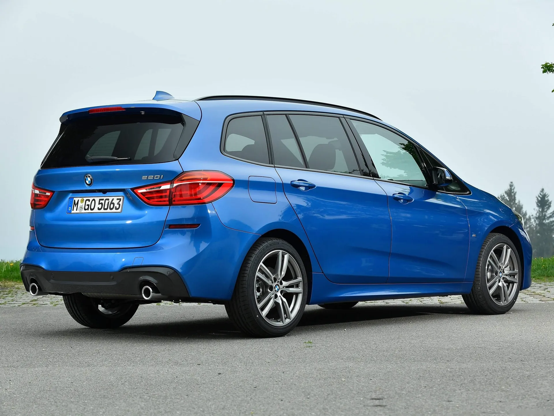 BMW 2-Series Gran Tourer (2019) – zadní tříčtvrteční pohled