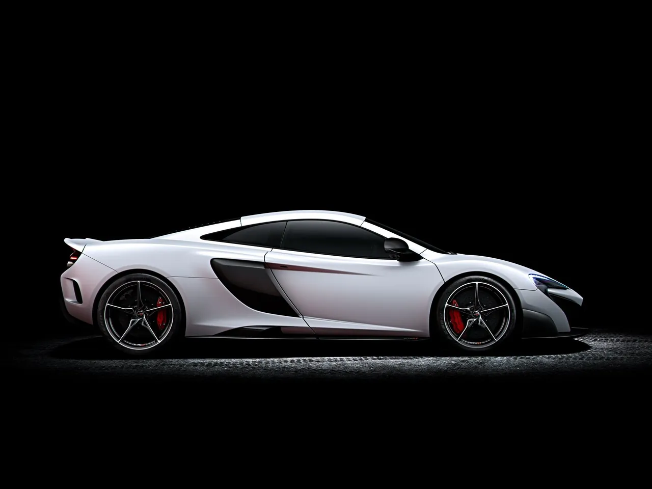 McLaren 675LT (2016) – boční profil