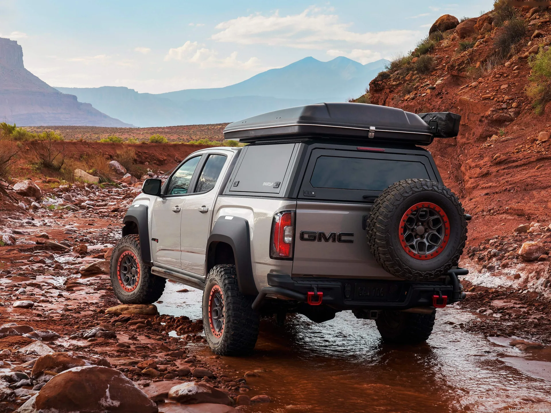 GMC Canyon AT4 OVRLANDX Concept (2021) – zadní tříčtvrteční pohled