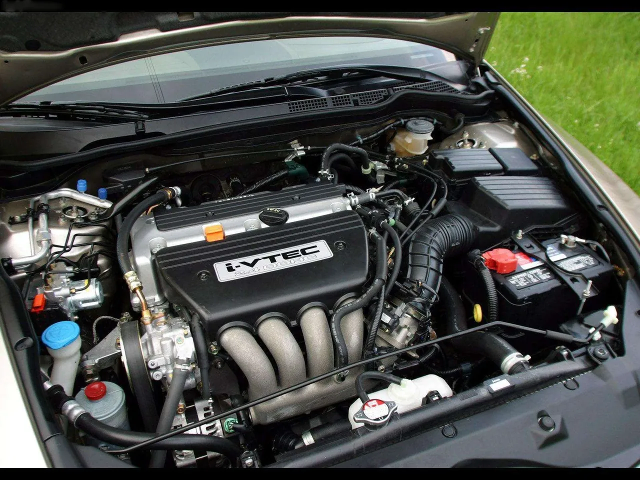 Honda Accord Sedan (2003) – motorový prostor