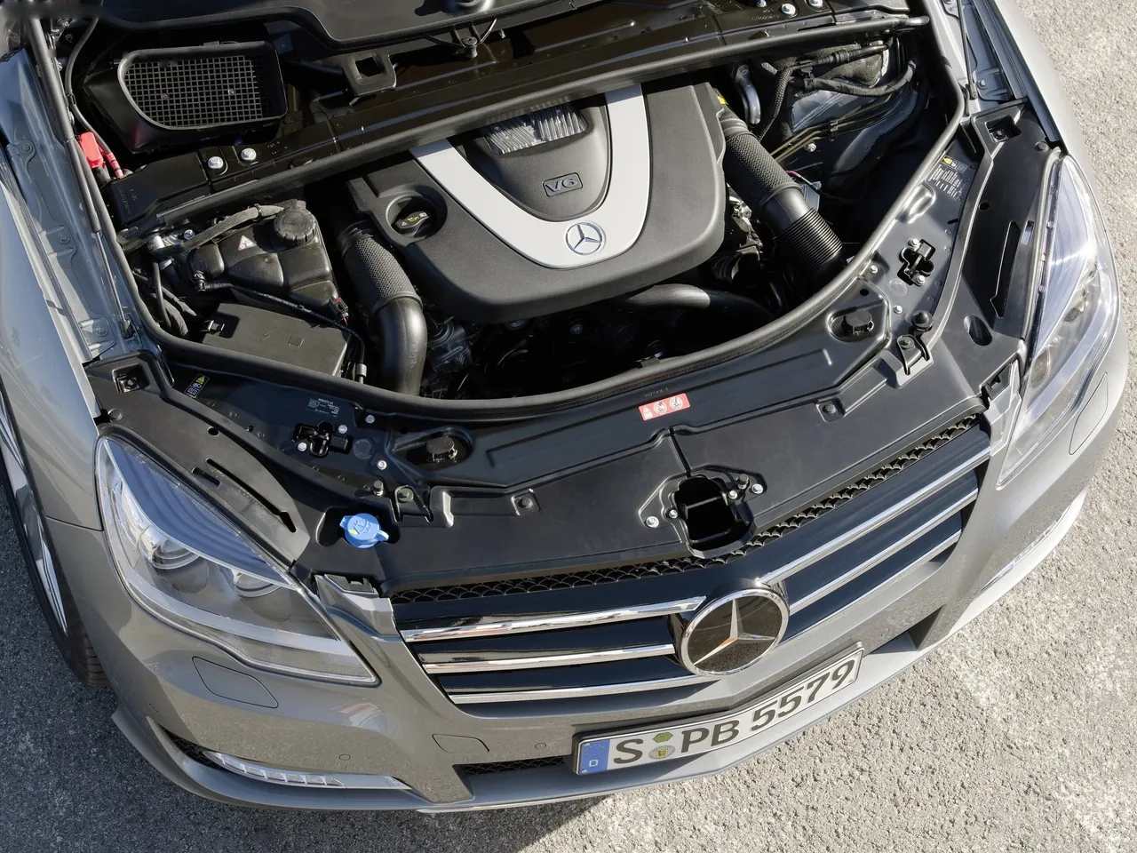 Mercedes-Benz R-Class (2011) – motorový prostor