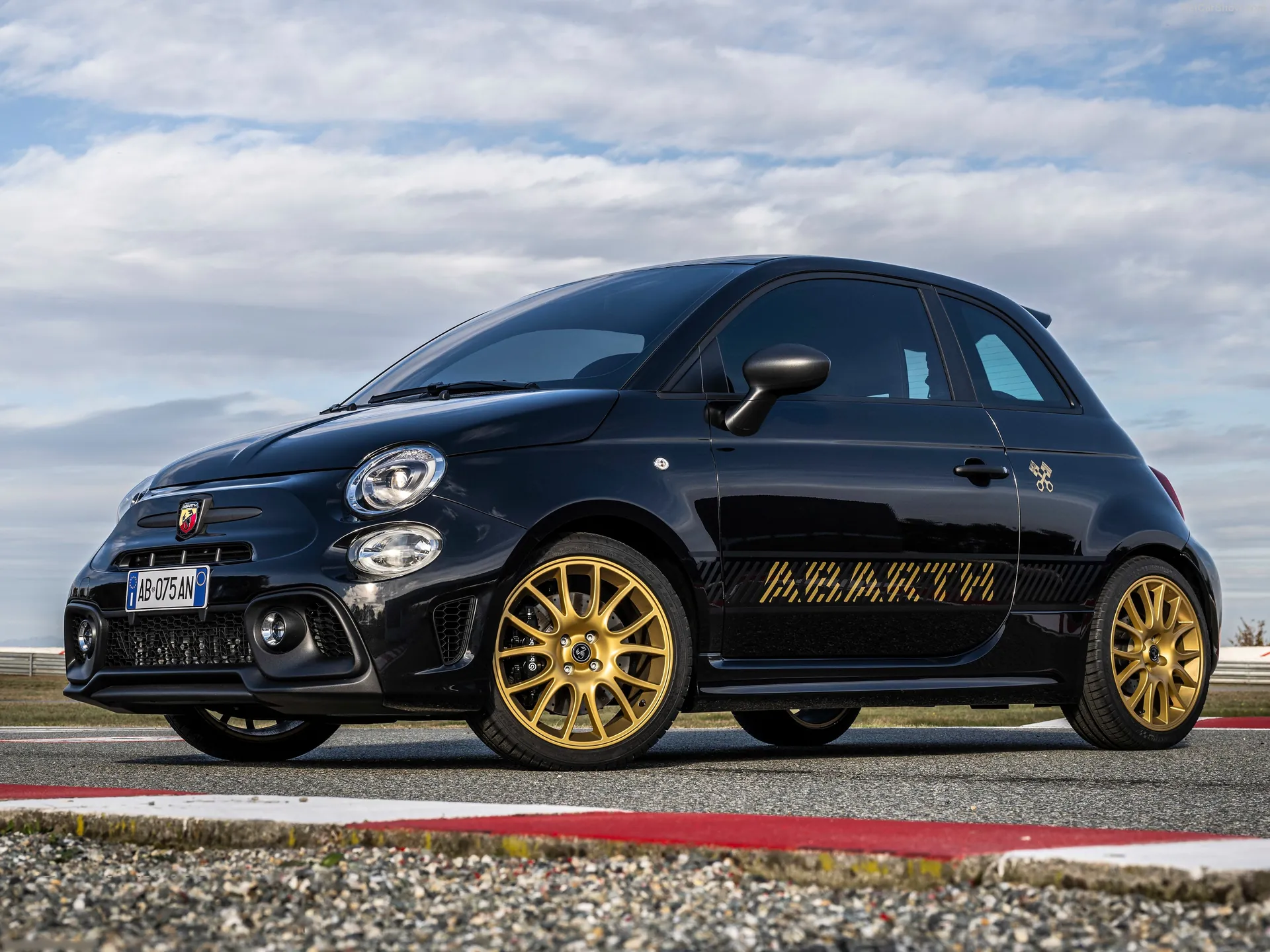Fiat 695 Abarth 75th Anniversario (2024)