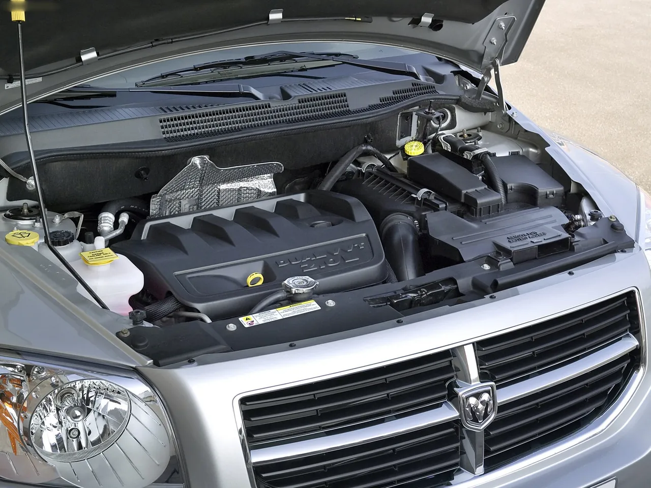 Dodge Caliber (2007) – motorový prostor