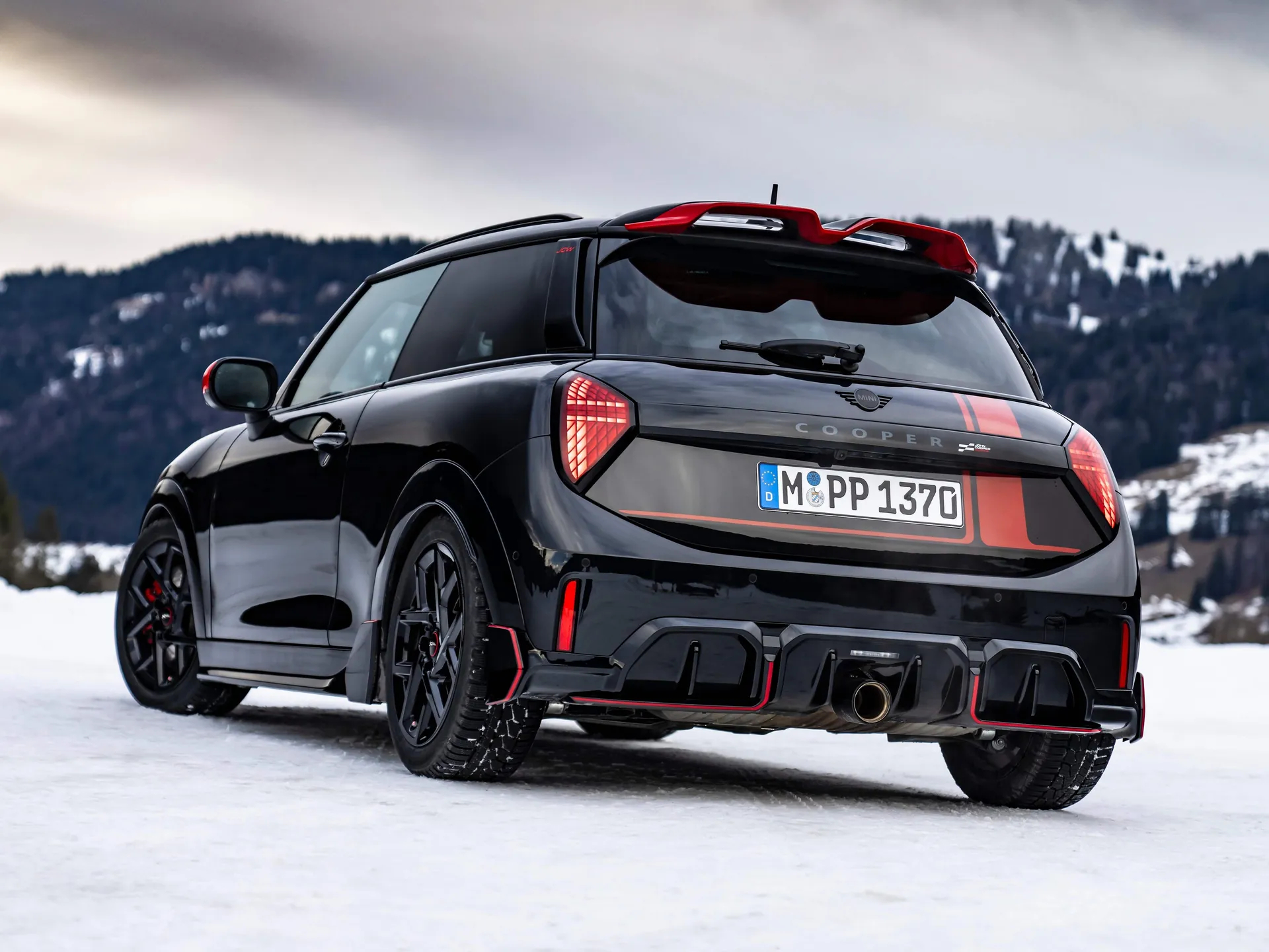 Mini JCW with Genuine Accessories (2025) – zadní tříčtvrteční pohled