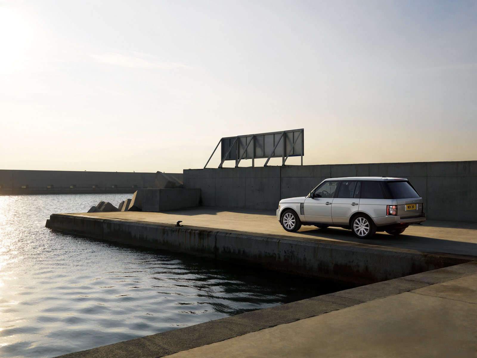 Land Rover Range Rover (2010) - Rear Three-Quarter