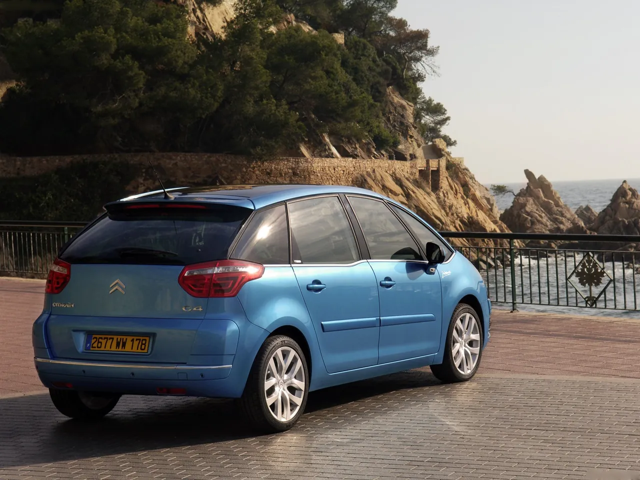 Citroen C4 Picasso (2007) – zadní tříčtvrteční pohled