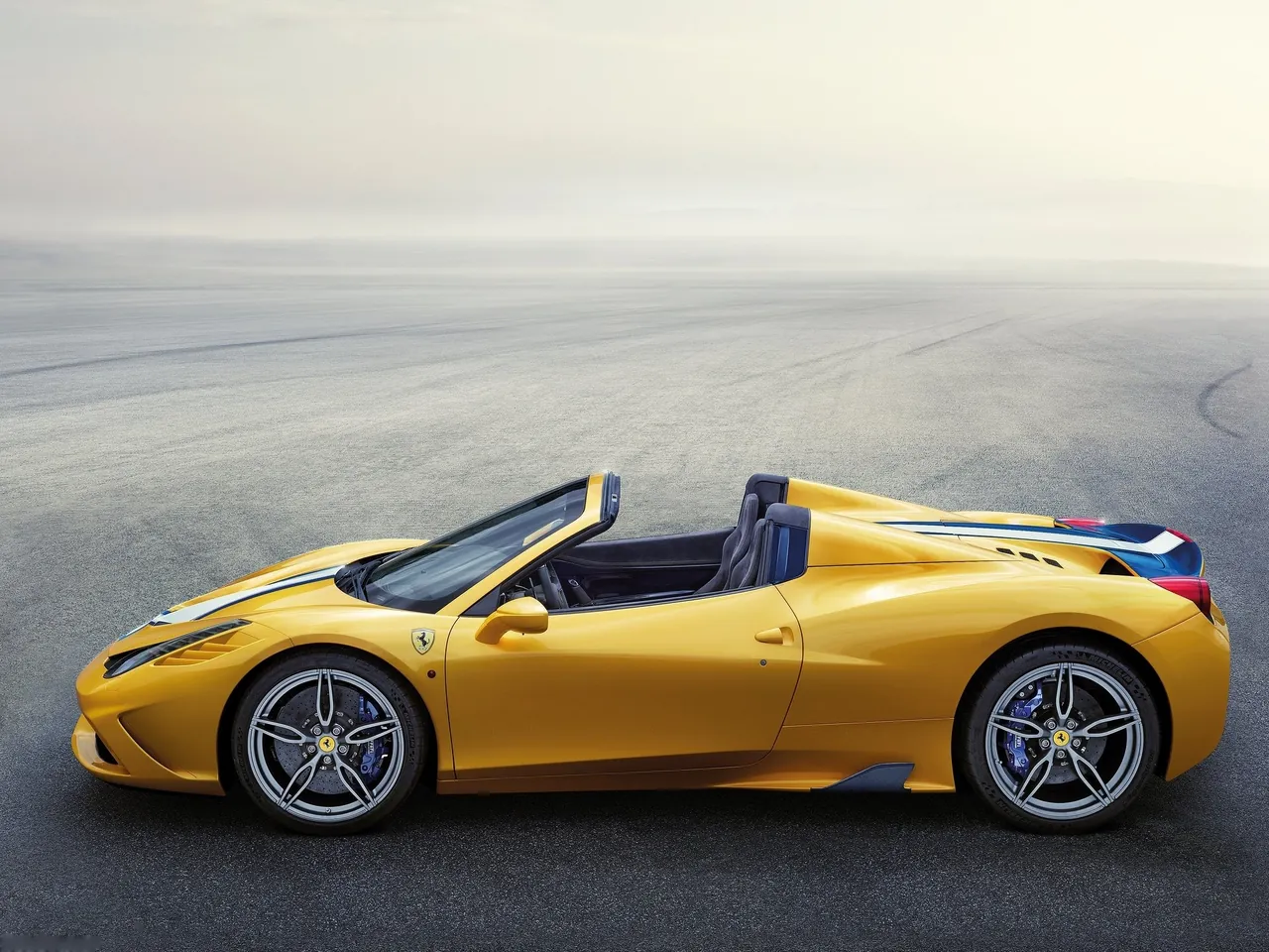 Ferrari 458 Speciale A (2015) – boční profil