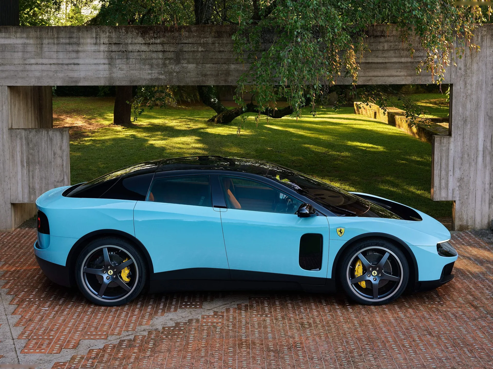 Ferrari Luce (2027) – boční profil