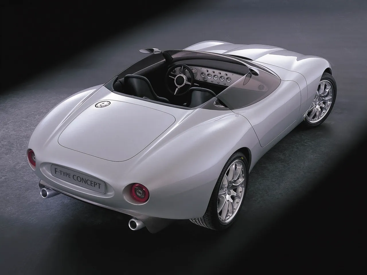 Jaguar F-Type Concept (2000) – zadní tříčtvrteční pohled