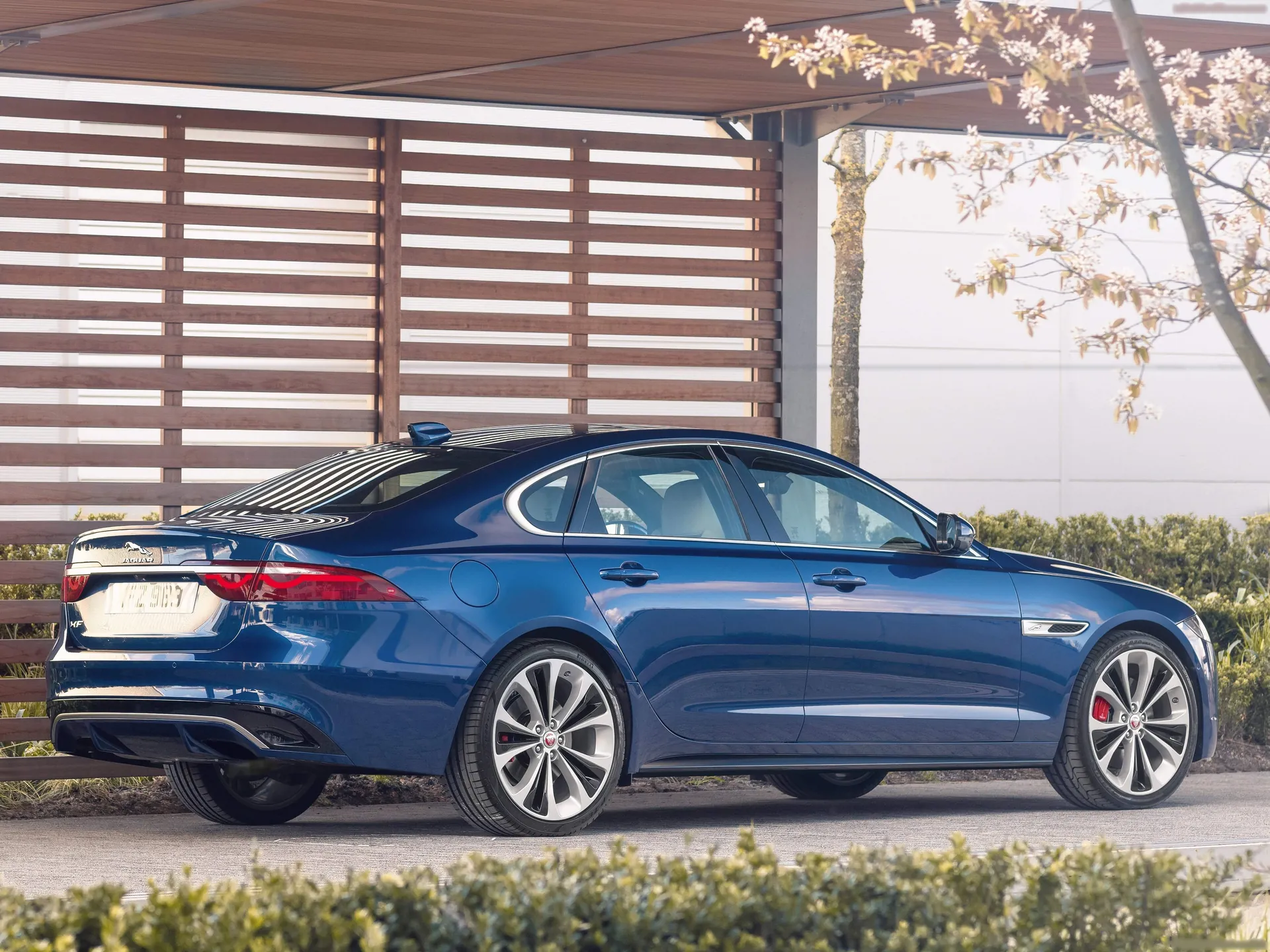Jaguar XF (2021) – zadní tříčtvrteční pohled