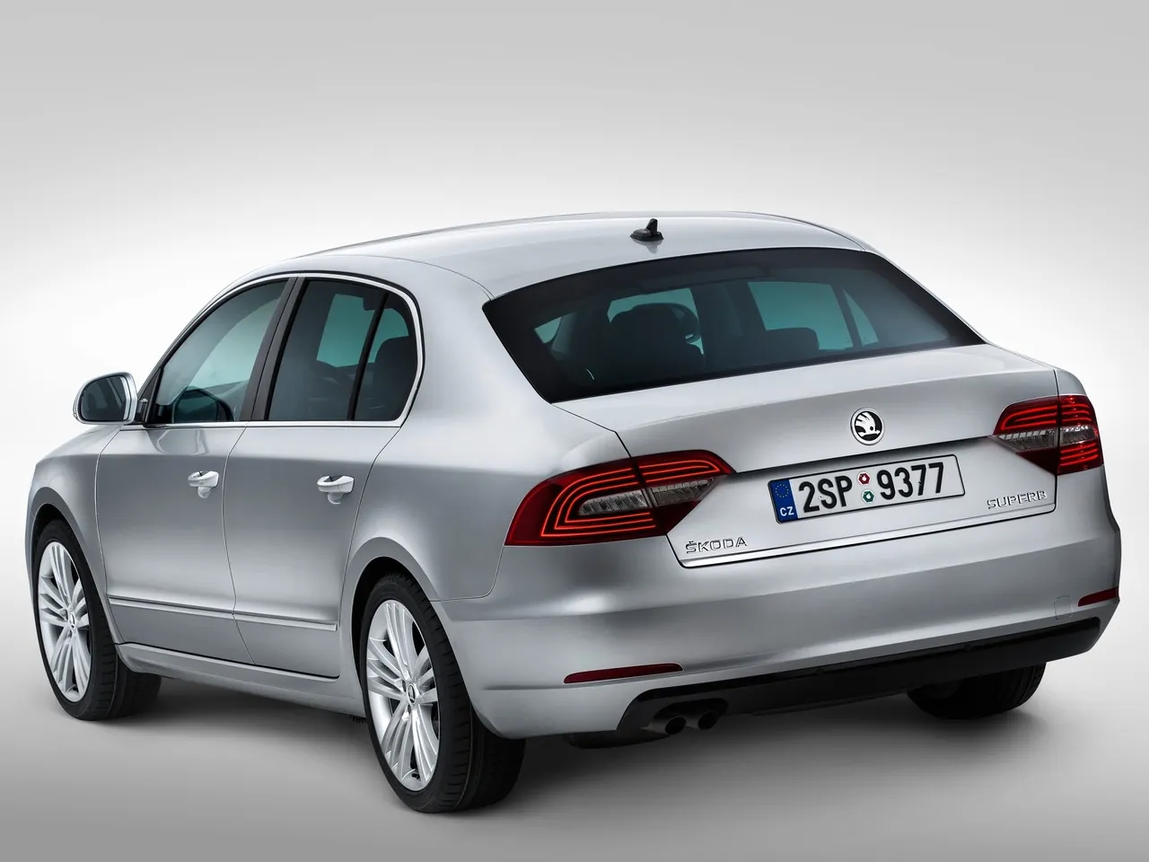 Skoda Superb (2014) – zadní tříčtvrteční pohled