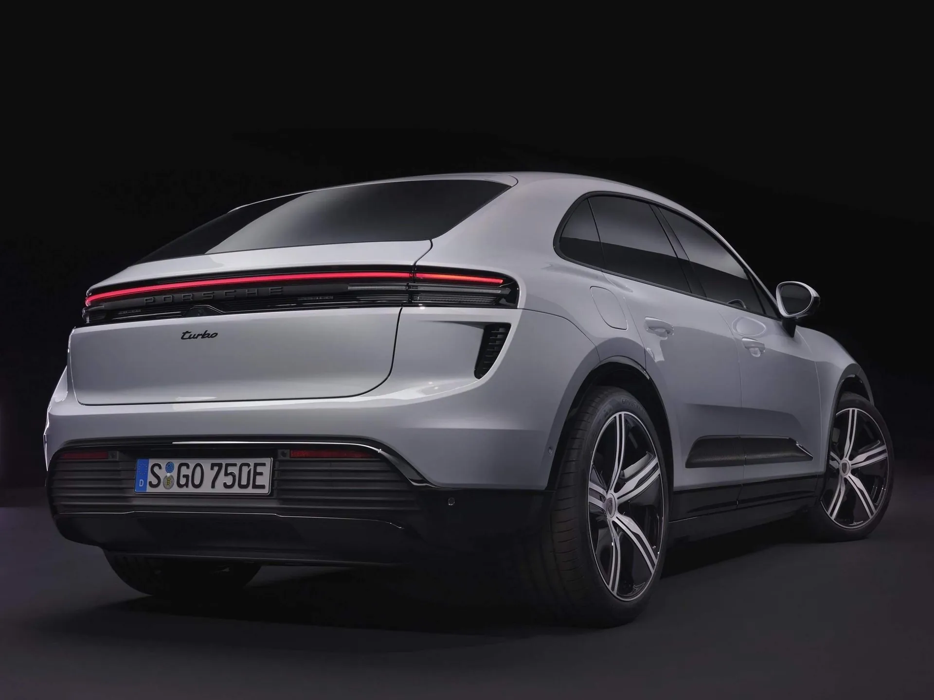Porsche Macan Turbo (2025) – zadní tříčtvrteční pohled